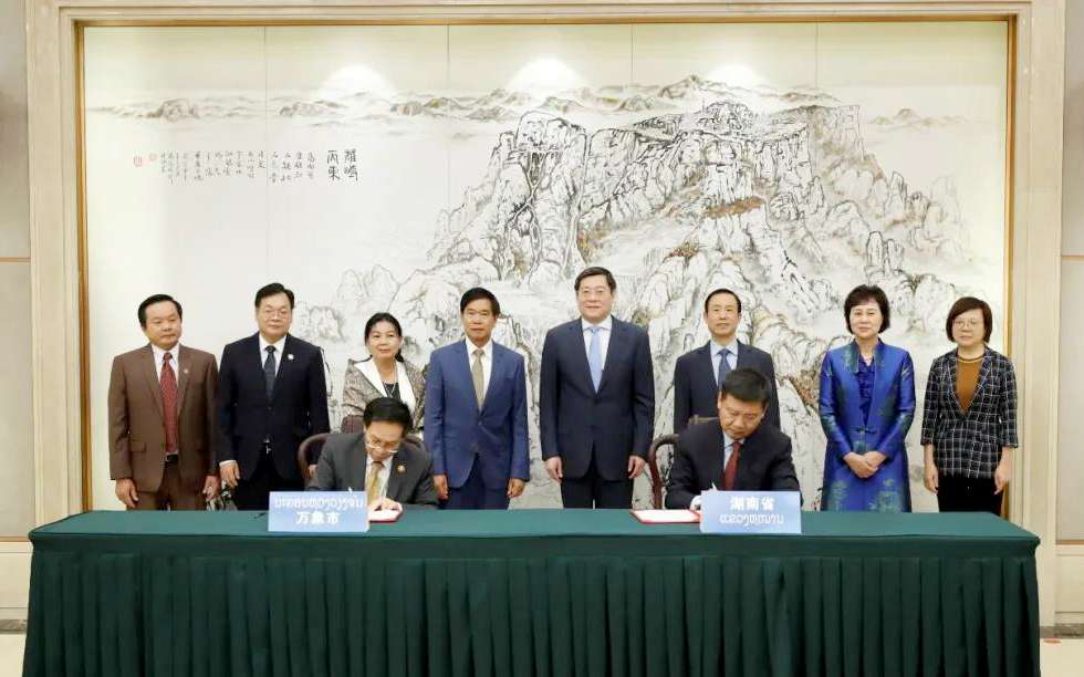 俄罗斯·专享会官方网站环境向老挝万象捐赠7台环卫设备，助力“一带一路”建设