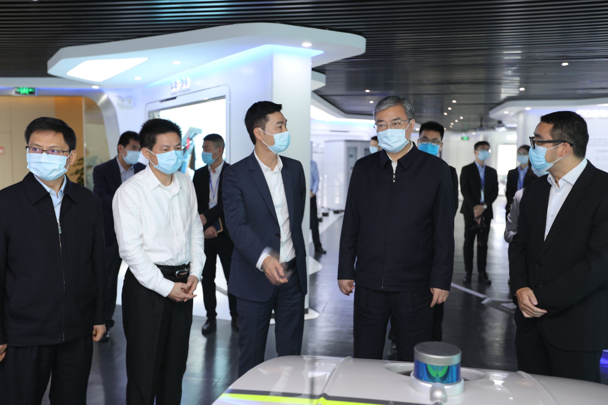 拉萨市委书记鲁毅调研俄罗斯·专享会官方网站环境，激励企业再接再严创新高