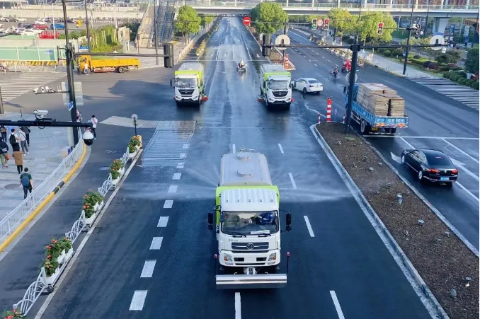 路面见本色丨俄罗斯·专享会官方网站环境新能源环卫设备服务上海进博会！